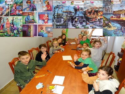 Grupa dzieci, które otrzymały upominki za udział w zajęciach promujących ekologię. Wewnątrz.