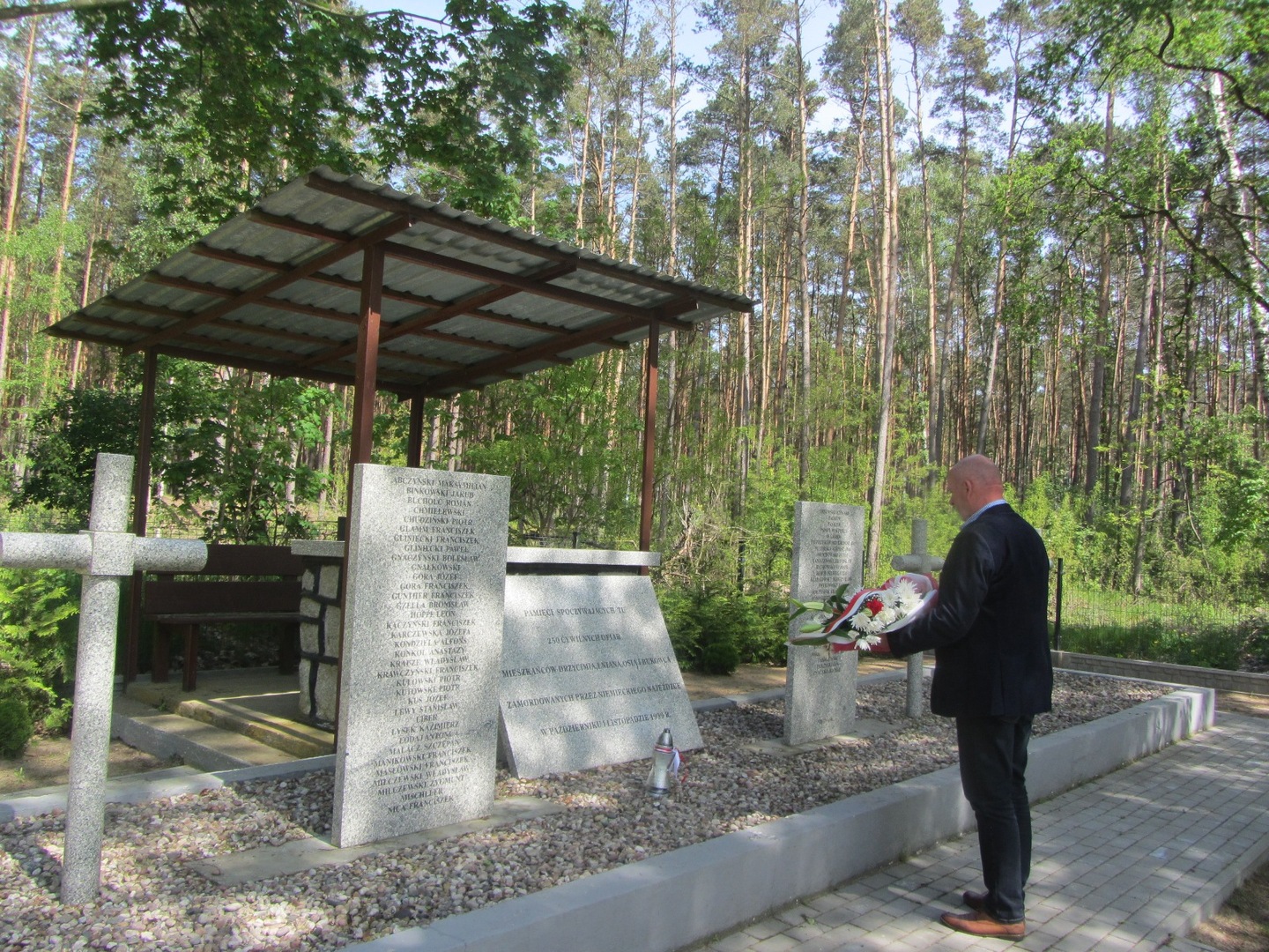 Mogiła zbiorowa żołnierzy Wojska Polskiego, drzewa, kwiaty, znicze