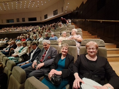Grupa uczestników Klubu Senior + w Operze Nova w Bydgoszczy. Wewnątrz.