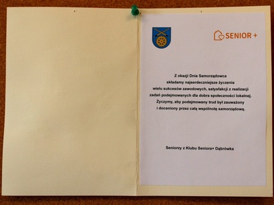 Życzenia z okazji Dnia Samorządowca od Seniorów z Klubu Senior + w Dąbrówce.