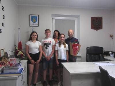 Życzenia z okazji Dnia Samorządowca od Dyrekcji, Pracowników i Uczniów Niepublicznej Szkoły Podstawowej z Oddziałami Przedszkolnymi w Sierosławiu