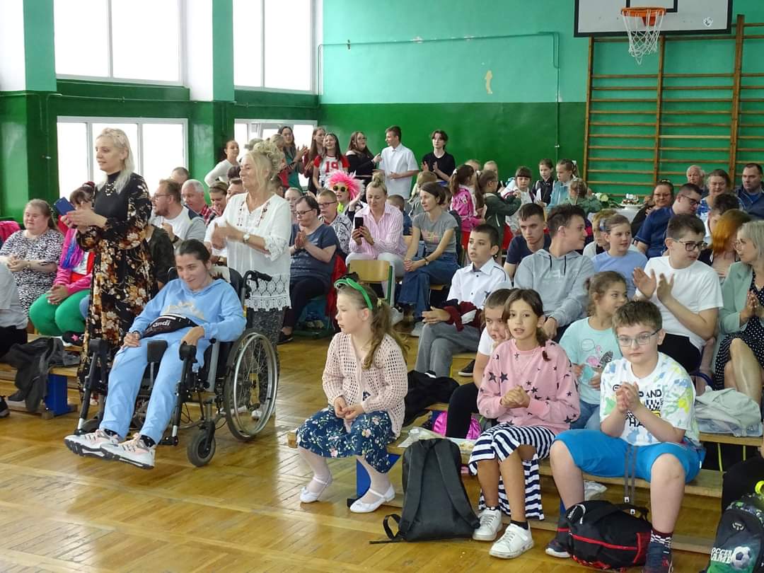 Grupa dzieci i dorosłych – widownia. Wewnątrz.