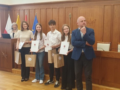 Młodzież, Marszałek i dwie kobiety pozujące do zdjęcia. Wewnątrz.