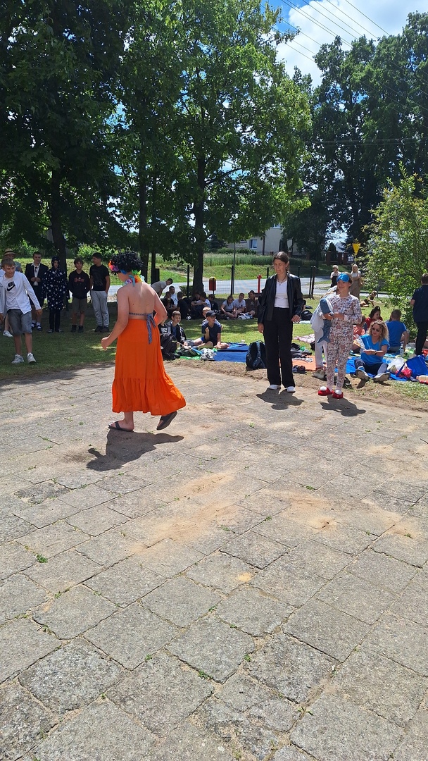Pokaz mody podczas „Pikniku na trawie”. Na zewnątrz.
