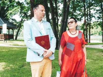 na zdjęciu widoczne dwie osoby. Zdjęcie wykonane na zewnątrz