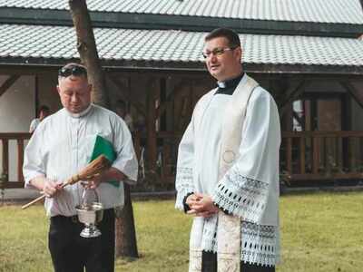na zdjęciu widoczne dwie osoby. Zdjęcie wykonane na zewnątrz