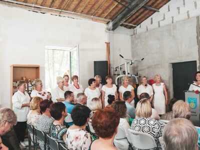 na zdjęciu widoczna duża grupa osób we wnętrzu  pomieszczenia 