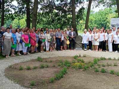 zdjęcie grupowe, wykonane na tle drzew