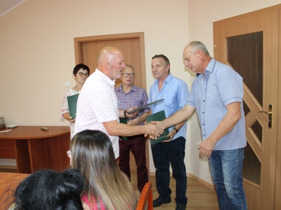 Gratulacje dla nowych sołtysów i pamiątkowe podziękowania dla ustępujących