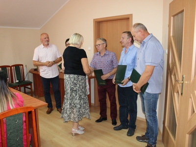 Gratulacje dla nowych sołtysów i pamiątkowe podziękowania dla ustępujących