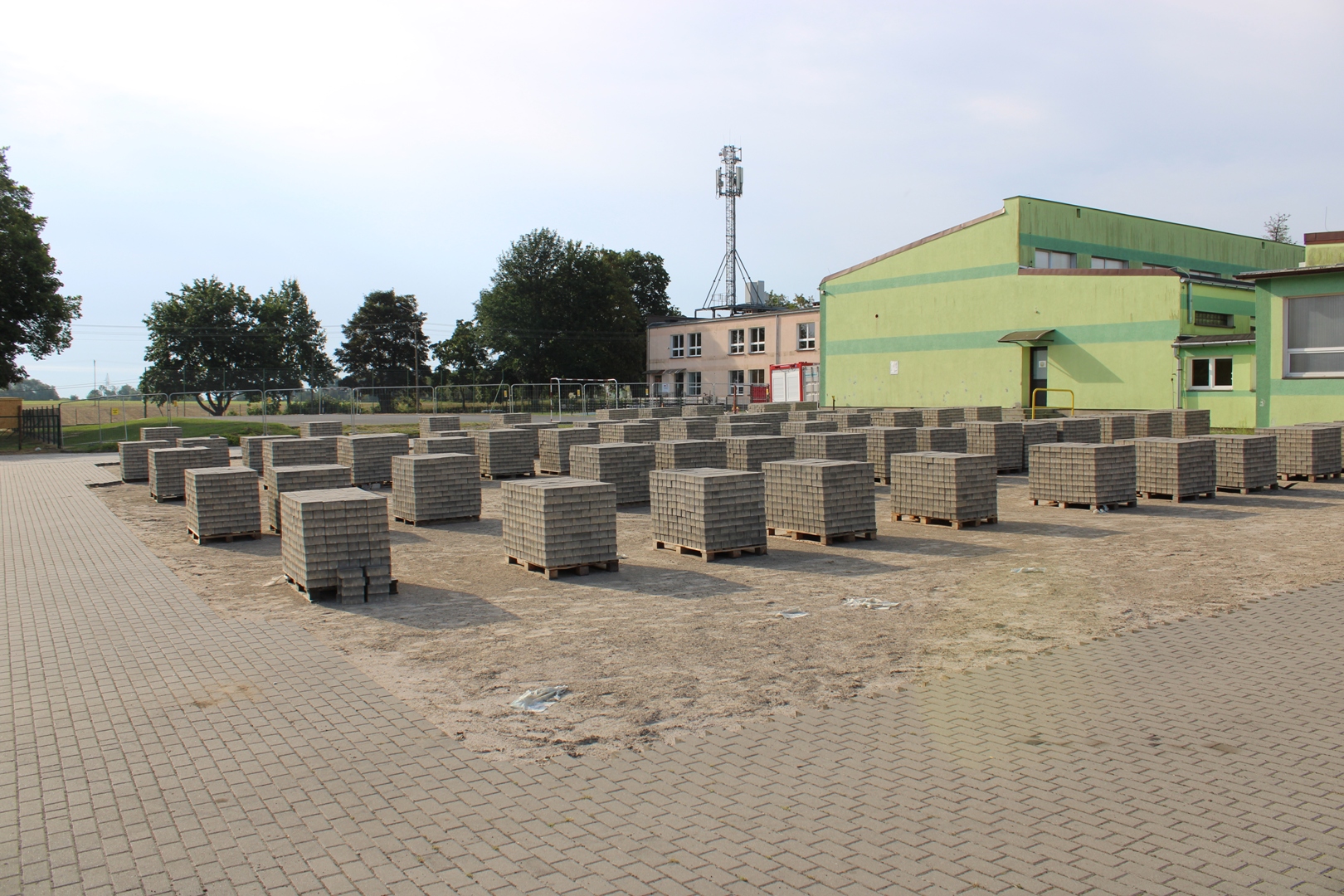Przygotowanie placu pod budowę hali sportowej w Drzycimiu