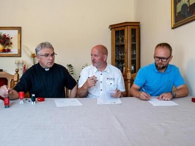 Podpisanie umowy na roboty w Kościele w Drzycimiu