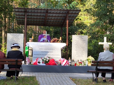 Las, ołtarz, ksiądz, uczestnicy mszy