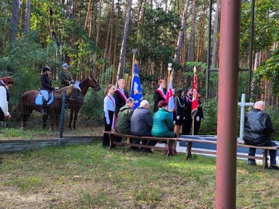 Las, poczet sztandarowy, konie, ułan i amazonka, uczestnicy mszy