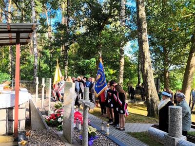 Las, poczet sztandarowy, uczestnicy mszy