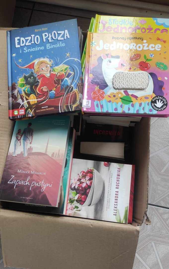 Nowo zakupione książki w kartonie. Wewnątrz.