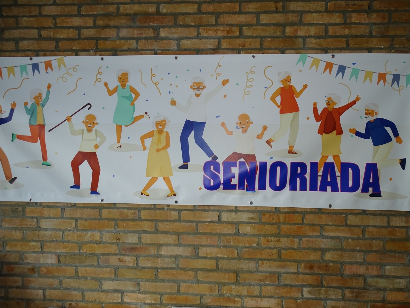 Plakat z napisem SENIORIADA. Wewnątrz.