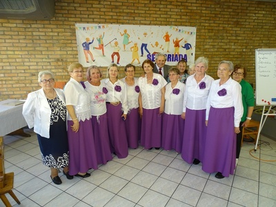 Grupa seniorów pozująca do zdjęcia. Wewnątrz.