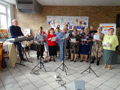 Grupa seniorów śpiewająca piosenkę. Wewnątrz.