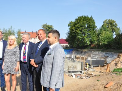 Poseł RP i władze powiatu ełckiego wizytujący budowę