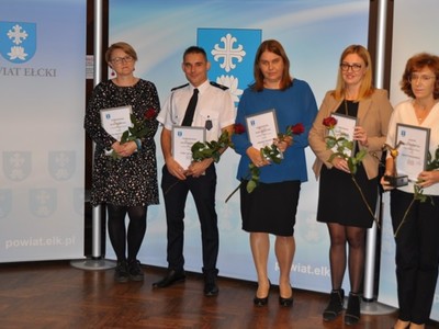 Na zdjęciu widoczni są laureaci w kategorii Edukacja i wychowanie
