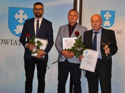 Na zdjęciu widoczni są laureaci w kategorii kultura fizyczna, turystyka i ekologia