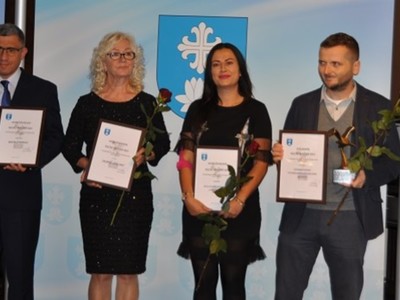 Na zdjęciu widoczni są laureaci w kategorii kultura i ochrona dziedzictwa kulturowego