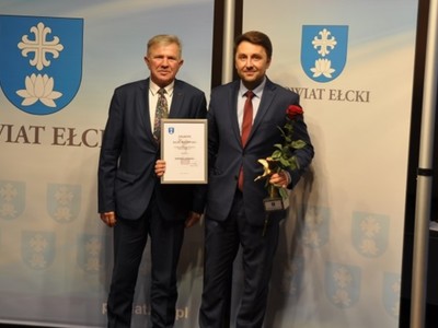 Na zdjęciu widoczni są laureaci w kategorii rozwój i wspieranie przedsiębiorczości