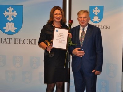 Na zdjęciu widoczna jest laureatka nagrody Ełcki Bocian 2021 w kategorii nagrody specjalne wraz ze starostą ełckim Markiem Chojnowskim