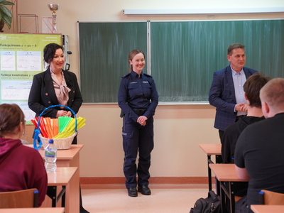 Przekazanie odblasków uczniom I LO