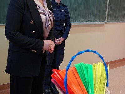 Przekazanie odblasków uczniom I LO