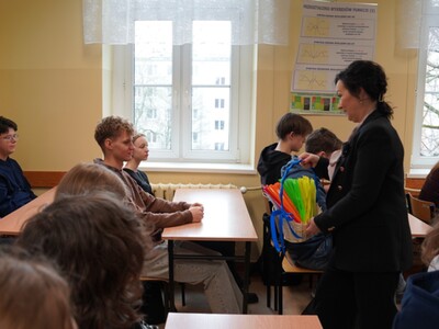 Przekazanie odblasków uczniom I LO