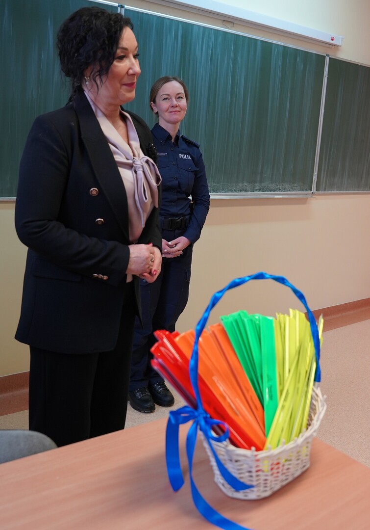 Przekazanie odblasków uczniom I LO