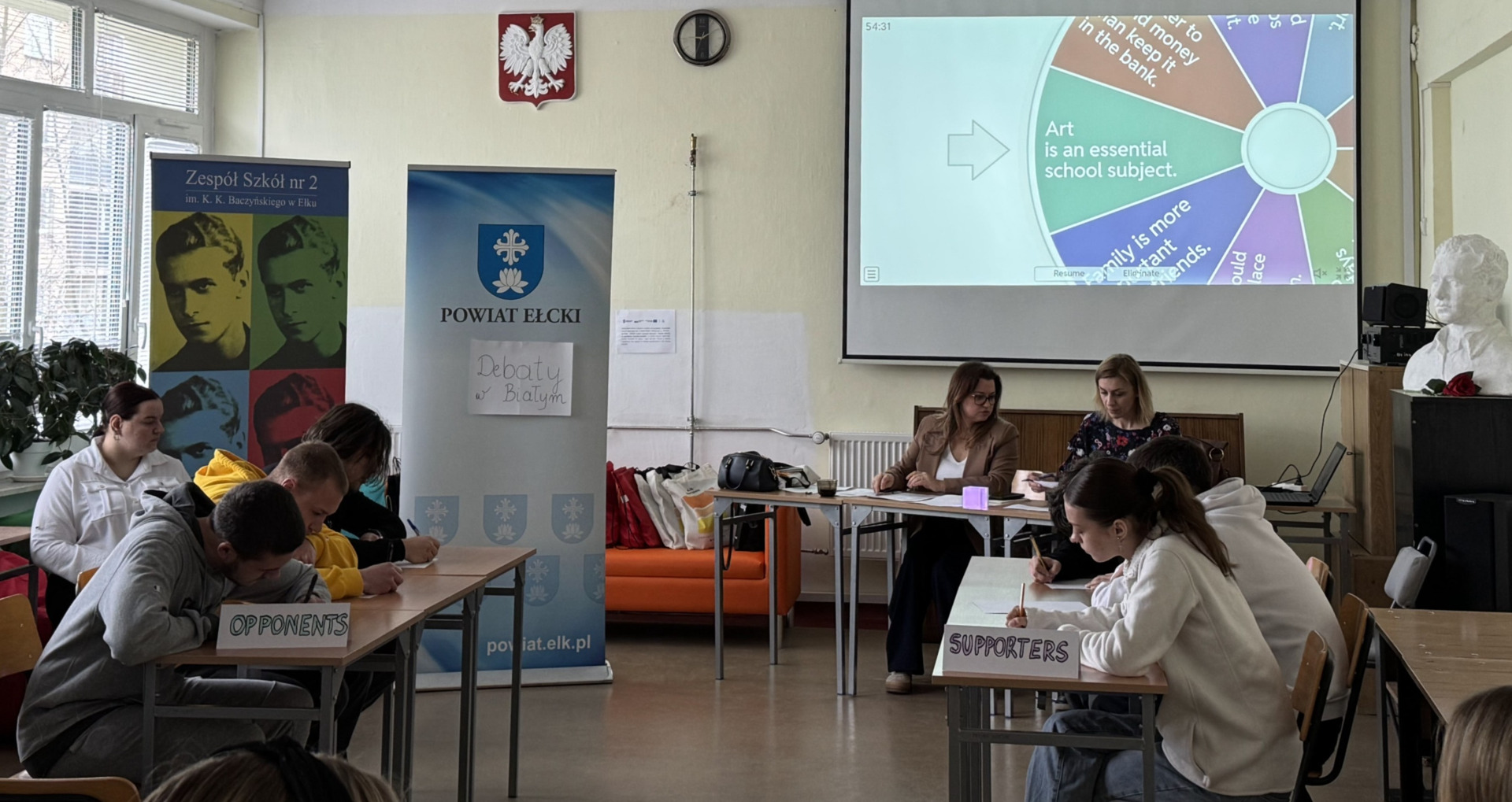 Debata w „Białym” po angielsku