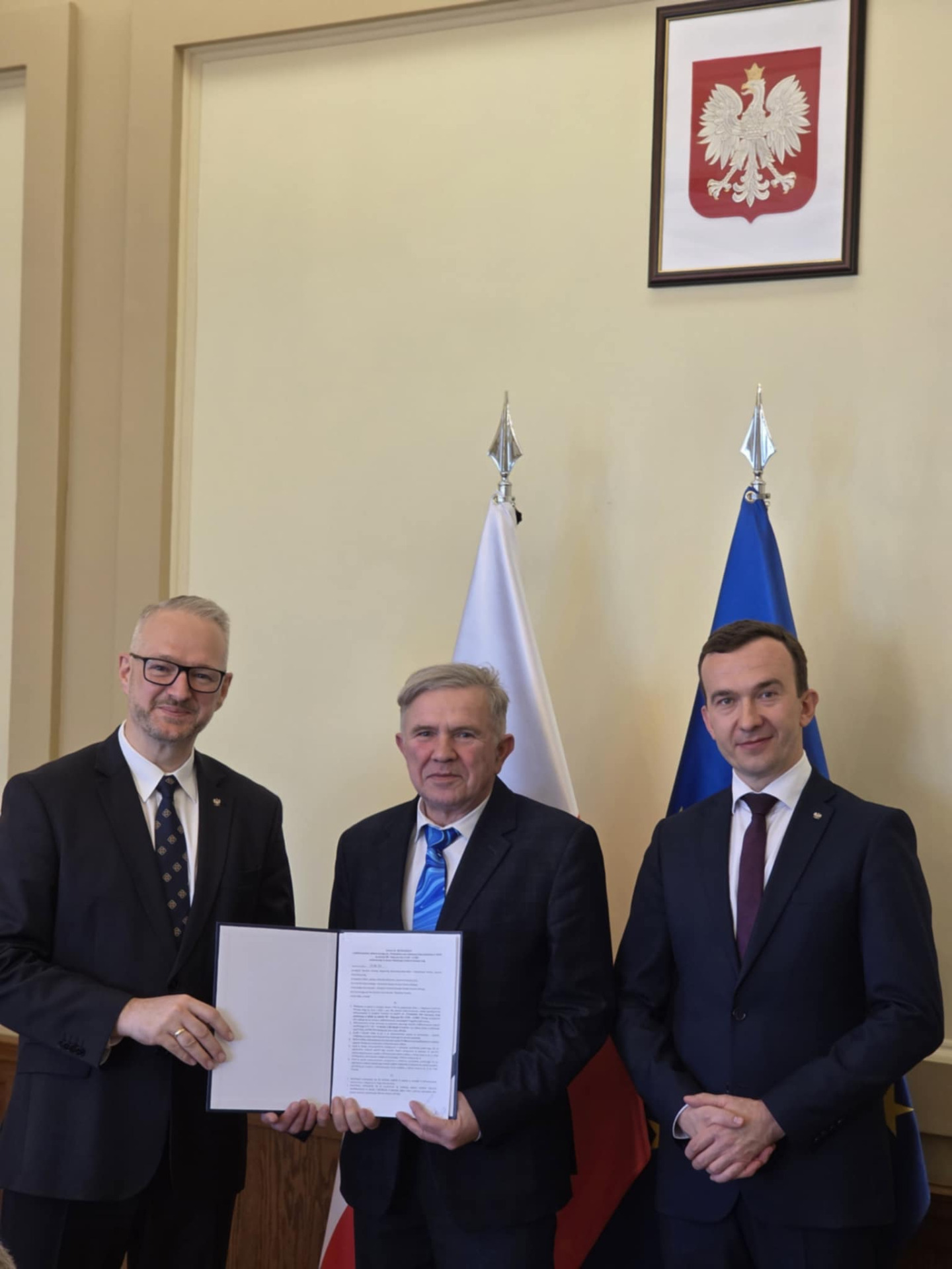 Podpisanie umowy na drogi