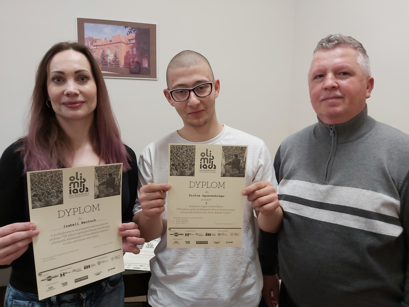 Zdjęcie laureata konkursu wraz dyrektorem Zespołu Szkół Mechaniczno-Elektrycznych w Ełku Andrzejem Gerusem.