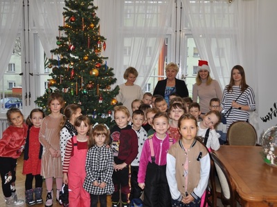 Mali kolędnicy odwiedzili starostwo