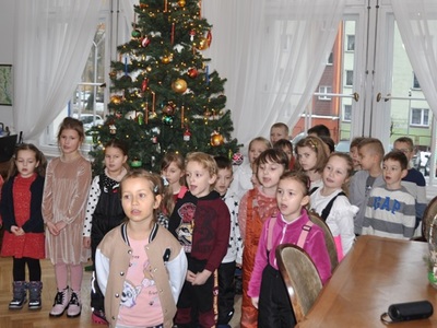 Mali kolędnicy odwiedzili starostwo