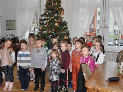 Mali kolędnicy odwiedzili starostwo
