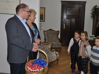 Mali kolędnicy odwiedzili starostwo