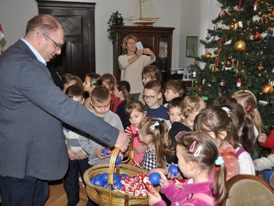 Mali kolędnicy odwiedzili starostwo