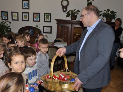 Mali kolędnicy odwiedzili starostwo