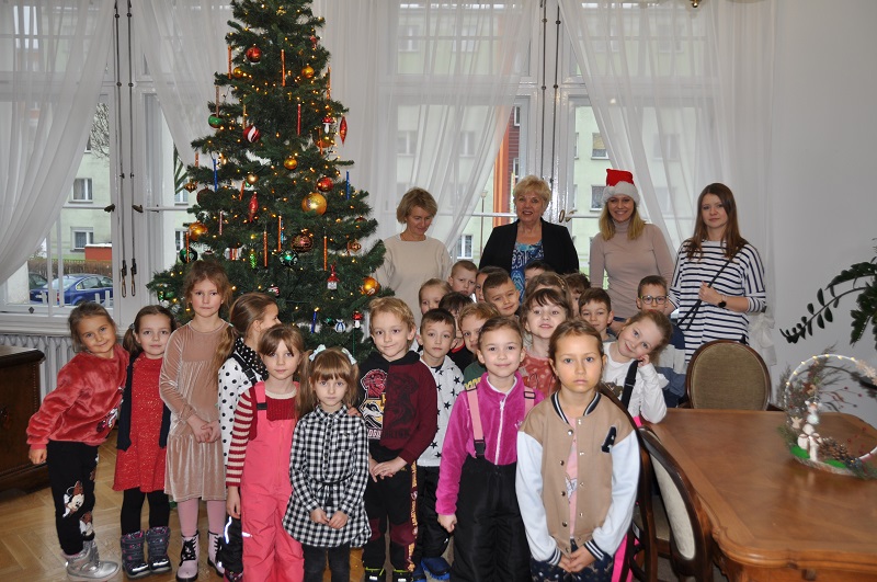Mali kolędnicy odwiedzili starostwo