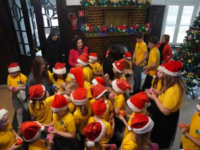 Mali kolędnicy w starostwie