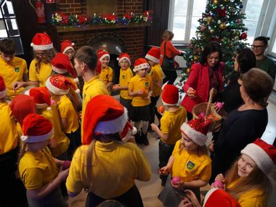 Mali kolędnicy w starostwie