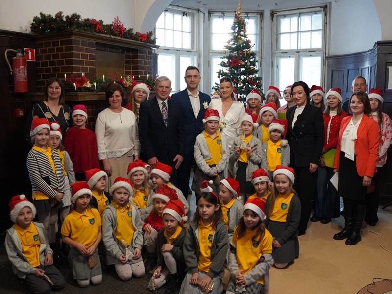 Mali kolędnicy w starostwie