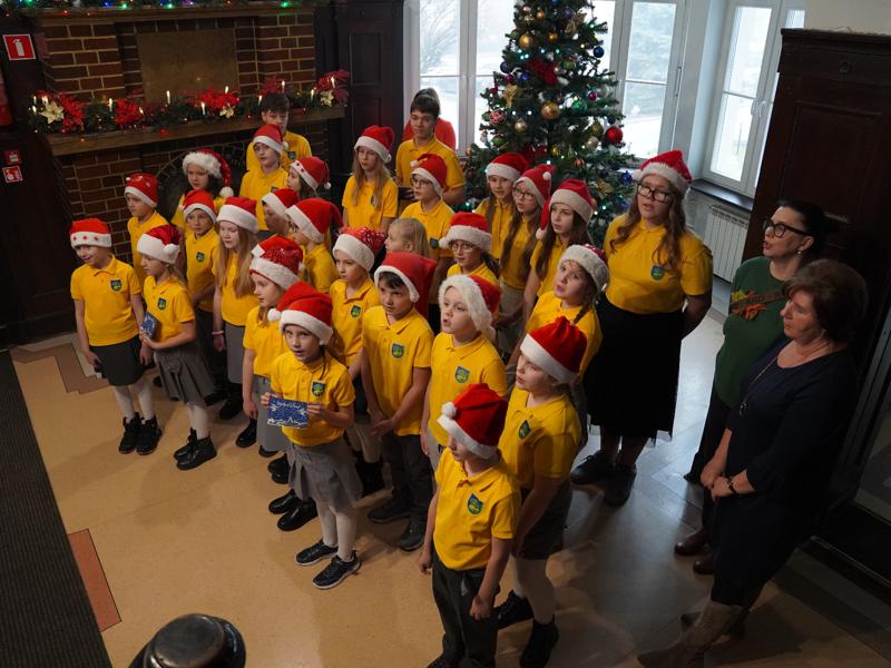 Mali kolędnicy w starostwie