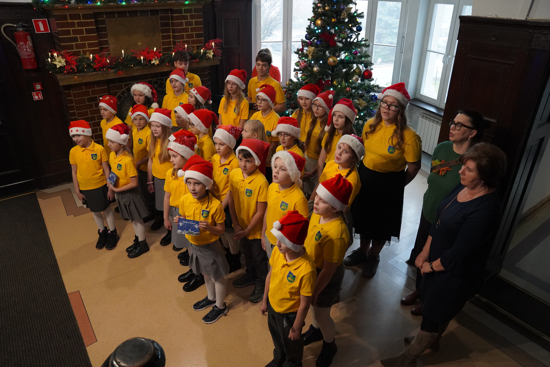 Mali kolędnicy w starostwie