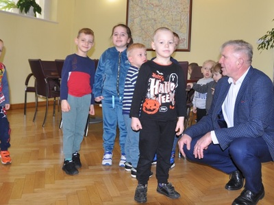 Wizyta przedszkolaków u starosty