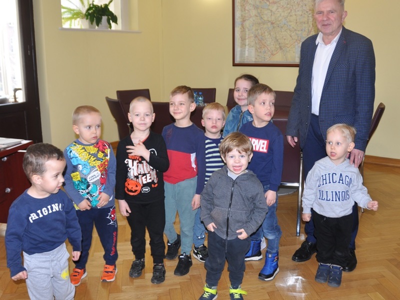Wizyta przedszkolaków u starosty